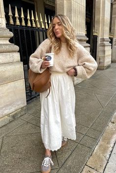 Vintage Vibes: Channeling Classic Spanish Fashion Interior Designers Outfits, Bachelorette Casual Outfit Ideas, Fall Cream Pants Outfit, Spring Floral Dress Outfits, Spring Summer Transition Outfits, Feminine Scandinavian Style, End Summer Outfits, White Dress Autumn Outfit, Neutral Outfit Inspiration