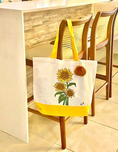 "Sunflowers"* Precioso bolso pintado a mano de gran capacidad (18.5 "L x 4.72" W x 15 "H) y durabilidad, hecho de lona de algodón 100% súper resistente.  Con dos asas reforzadas de 1.4 "W x 22.8" L, conveniente para llevar en la mano o para llevar en el hombro.  Incluye llavero "pom pom"removible.  Perfecto para la playa, picnic, gimnasio, biblioteca, ir de compras, al mercado o para el diario.  Un gran regalo para el  Día de las Madres. Antes de ordenar, favor de enviar mensaje por WhatsApp al (787)477-3487 para acordar detalles. Yellow Sunflower Design Bags For Daily Use, Hand Painted White Cotton Canvas Bag, Hand Painted Rectangular Cotton Canvas Bag, Hand Painted Cotton Canvas Bag For Everyday Use, Hand Painted White Canvas Bag, Hand-painted White Canvas Bag, White Hand Painted Canvas Bag, Casual Hand Painted Canvas Bag, Puerto Rico