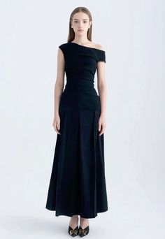 Black Formal Dresses Midi, Formal Dress With Short Hair, Old Money Black Dress Outfit, Black Top With Black Skirt, Dress To Meet His Parents, Symphony Outfit Orchestra, Chic Night Outfit, All Black Elegant Outfit, Orchestra Outfit Concert Classy