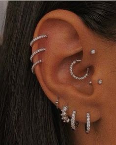 #pircing Piercing Jewelry Ideas, Bijoux Piercing Septum, Unique Piercing, Minimalist Ear Piercings, Different Ear Piercings, Ear Peircings, Ear Piercings Chart