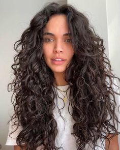 Estos son los 12 cortes de pelo más favorecedores si tienes el pelo rizado Pelo Ondulado Natural, Naturally Wavy Hair Cuts, Long Layered Curly Hair, Long Curly Haircuts, Layered Curly Hair, Curly Hair Photos, Wavy Haircuts, Natural Wavy Hair