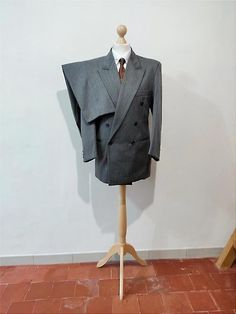 Good evening, I offer you this charming gray double-breasted suit in wool flannel. The fabric is rather thick, perfect for winter and mid-season. The jacket is a 6 x 1 double-breasted jacket with very generous peak lapels that will mark your silhouette. The pants are wide cut pants with triple pleats and a very high waist. It's a very nice suit with a nice cut. For small medium gentleman The sleeves of the jacket are a little short, you can lengthen them In very good shape Jacket measurements: S Double Breasted Suit Men, Summer Suits Men, Costume Gris, Grey Suit, En Pointe, Vintage Suits, Wool Flannel, Gray Suit, Summer Suits