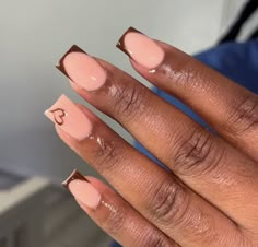 Trendy Nails For Wedding Guest, Nail French Tip Designs Short, Acrylic Nails With Design On One Nail, Cute Short Nail Ideas French Tip, Short Brown Nails Ideas Square, Nails Acrylic On Dark Skin, Fall Nails Black Women Short, Brown Biab Nails, Short Nails Ideas Black Women