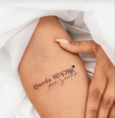 a woman's arm with the words queda meligo written on it, in cursive font