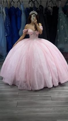 Sweet Heart Quinceanera Dresses, Princess Sweet 16 Ideas, Quinceñera Dresses Pink, Princess Royalty Quinceanera Theme, Pink And White Quinceanera Dresses, Pastel Pink Quinceanera Dresses, Pink Quince Decorations, Quince Damas Outfits, Blush Pink Quince Dress