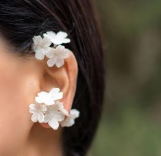 Beautiful ear cuff for a dreamy look with white flower. --------------- ❤︎Details:  -Made with handcrafted porcelain flowers in white color. -The perfect accessory to complete your bridal look or just for an  amazing look. -Please choose for right or left position when make the order. -No holes or piercings needed. -very light and confortable to wear. -All our handmade accessories are beautifully packaged with a Isa Lubella gift box, perfect to store and ready for a gift. ----------------- ⌛DURI Cheap White Flower Earrings For Pierced Ears, White Elegant Flower Earrings, Luxury Wedding Ear Cuff With Matching Earrings, Luxury Classic Ear Cuff For Wedding, Affordable White Elegant Ear Cuff, Elegant White Cheap Ear Cuff, Luxury Elegant White Flower Earrings, Elegant Luxury White Gold Ear Cuff, Elegant Cheap White Piercings