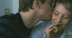 a man and woman kissing each other while holding bananas in their mouths, with the caption that reads i love you so much