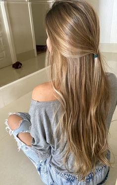 Golden Blonde Brown Balayage, Deep Honey Blonde Hair, Light Brown Blonde Hair Honey, Golden Hair With Highlights, Dirty Blonde Hair With Highlights Honey, Blonde Caramel Hair, Serena Van Der Woodsen Hair, Dark Golden Blonde Hair, Dark Honey Blonde