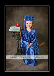 ANTIQUE DESK WITH APPLE AND GRADUATE.....CUTE Kindergarden Graduation, Prek Graduation, Graduation Picture Ideas, Preschool Pictures, School Photographer, Pre K Graduation, Kind Photo