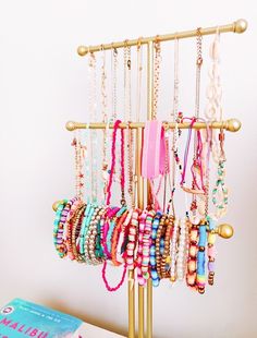 Preppy Gold Jewelry, Preppy Jewlery, Preppy Necklaces, Preppy Bedroom, Preppy Bracelets, School Bag Essentials, Bracelet Stand, Small Bedroom Ideas