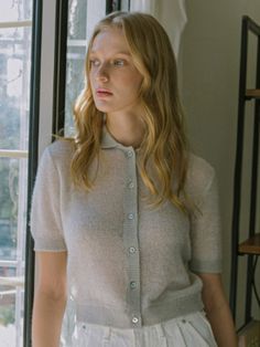 This is knizure’s charming alpaca blend short-sleeve collar cardigan. Designed with a crop length and slim fit, it pairs well with various bottoms for versatile styling. The tone-on-tone color scheme adds subtle elegance, enhanced by real mother-of-pearl buttons for a lightweight and cool feel. Crafted with a knitting technique to ensure comfort even during the summer season.- Ideal for everyday wear- Pairs well with various bottoms to create diverse looks- A basic item that complements any outfit stylishly Fitted Short Sleeve Cardigan, Classic Fitted Short Sleeve Cardigan, Chic Short Sleeve Winter Cardigan, Half Sleeve Cardigan, Fall Cardigans, Subtle Elegance, Collar Cardigan, Knitting Techniques, Knitwear Cardigan