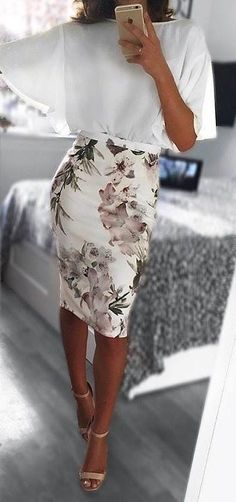 Floral midi skirt with a white blouse-- + a white trench with dark buttons, and roll thru Winter & Summer. Keep your Wellies in the mud room or at the door, & you're set Haul Ideas, Flower Print Skirt, Mode Shoes, Floral Pencil Skirt, Ladies Wear, Fashion Vocabulary, Summer Work Outfits