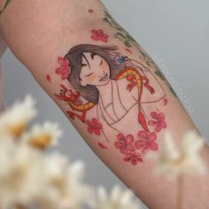 Tatuagem Disney, feminina, delicada e colorida da Mulan 🩷  Para mais siga o @jessicakstattoo Mulan Tattoo, Disney Mulan, Mulan Disney, Mulan, Back Tattoo, Tattoos, Disney