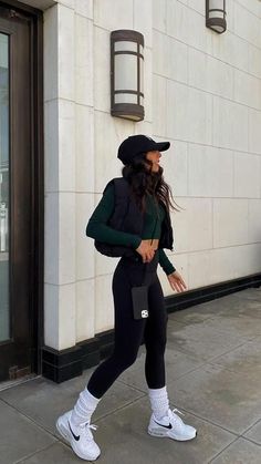 College Sweatpants Outfit, Simple Comfy Outfits For School, 29 Year Old Woman Fashion, Sportwear Outfit Woman, Outfits Leggins, Womens Fitness Inspiration, Modele Fitness, Look Legging, Puffer Style