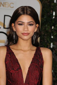 Formal Hair Down, Estilo Zendaya, Golden Globes 2016, Red Carpet Makeup, Natural Prom Makeup, Red Carpet Hair, Golden Globes Red Carpet, Red Dress Makeup, Camila Morrone