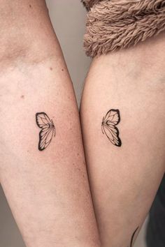 tatuajes de mariposas minimalistas para madre e hija, amigas, pareja Tattoo Ideas Mom And Daughter, Tattoo Ideas Mom, Mom And Daughter