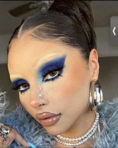 Blue Graphic Liner, Christmas Makeup Looks, Blue Makeup Looks, Full Blue, White Liner, Swag Makeup, Color Makeup, Unique Makeup, Eye Makeup Designs