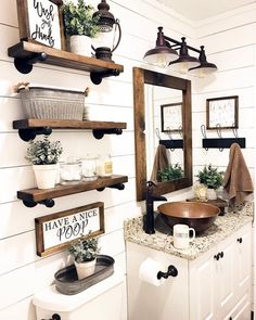 What is a farmhouse bathroom and how do I get one? All your rustic, wooden, country-themed bathroom questions are answered right here. Makeover Kamar Mandi, Diy Farmhouse Decoration, Koti Diy, Rustic Bathroom Designs, Rustic Bathroom Decor, Rustic Bathrooms, Decor Baie, Farmhouse Bathroom Decor