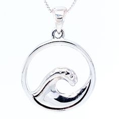 Ce pendentif vague venteux enveloppé d'un délicat cercle argenté est un joli pendentif décontracté parfait pour tout surfeur de vagues ou amoureux de la mer. Ajoutez une touche de plage insouciante à votre look tout en montrant votre amour pour ces belles côtes et ces océans magnifiques avec ce charmant pendentif vague.

 Matériaux : Argent sterling .925

 Environ 1" de long et 0,75" de large Nickel-free Ocean-inspired Round Pendant Jewelry, Ocean-inspired Nickel-free Necklace With Round Pendant, Ocean-inspired Jewelry With Round Pendant For Gift, Adjustable Ocean-inspired Round Pendant Jewelry, Ocean-inspired Silver Round Pendant Jewelry, Sea Lover, 925 Sterling Silver, Sterling Silver, Pendant