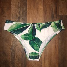 Nwt Cupshe Bikini Bottom Sz M Cheeky Low Rise Coverage White & Emerald Green Leaves Smoke Free, Pet Friendly Home Most Items Ship Within 24 Hours 0037 Cupshe Bikinis, White Green, Green Leaves, Emerald Green, Womens Swim, Pet Friendly, Low Rise, Emerald, Swimming