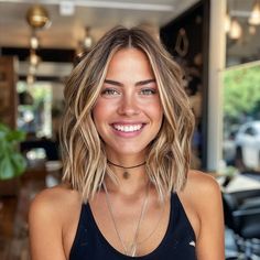 Blonde Highlighted Bob Hairstyles, Brunette Balayage Fine Hair, Bobs With Blonde Highlights, Mid Bob Blonde Hair, Short With Blonde Highlights, Cool Blonde Long Bob, Surf Bob Hair, Blonde Balayage Medium Length Straight, Highlight Shoulder Length Hair