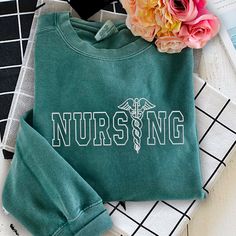 Nursing Student Gift Embrace your medical journey in style with the Nursing Student Sweatshirt! Proudly wear the Nurse Varsity Embroidered Shirt, a cute and cozy option perfect for long study days. Choose the Comfort Color Nurse Sweater for ultimate comfort and a standout look in your future career! 🎀 𝐏𝐑𝐎𝐃𝐔𝐂𝐓 𝐀𝐍𝐃 𝐁𝐑𝐀𝐍𝐃 𝐃𝐄𝐓𝐀𝐈𝐋𝐒: 🎀 🌳𝑪𝒐𝒎𝒇𝒐𝒓𝒕 𝑪𝒐𝒍𝒐𝒓𝒔 ® 𝒃𝒓𝒂𝒏𝒅 🌳 Unisex & Classic fit 𝐒𝐖𝐄𝐀𝐓𝐒𝐇𝐈𝐑𝐓: - 9.5 oz., 80% ring spun USA cotton, 20% polyester - Ma Scrub Outfits, Ultrasound School, Nurse Gear, Nurse Sweater, Scrubs Outfit, Nursing Hoodie, Student Nurse, Nursing Student Gifts, Cute Nurse