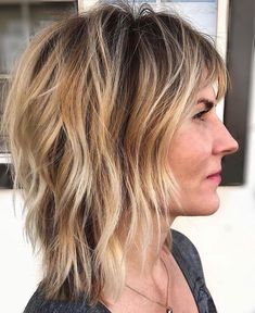 Short Caramel Blonde Balayage Wigs with Dark Roots for Women Caucasian 100% Human Hair Razored Layers, Medium Shaggy Hairstyles, Medium Shag, Modern Shag Haircut, Medium Shag Haircuts, Short Ombre Hair, Shaggy Haircuts, Natural Wavy Hair, Lob Haircut