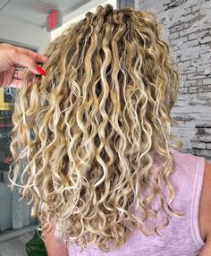 #consultationlookbook #avedamadison Permed Hairstyles Medium, Shakira Hair, Golden Blonde Hair, Natural Curls Hairstyles