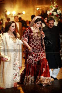 My Pakistani wedding inspirations : Photo Bridal Gharara, Pakistan Bride, Bridal Sharara, Asian Wedding Dress, Bridal Dresses Pakistan, Pakistani Wedding Outfits, Indian Bride And Groom, Pakistani Bridal Dresses, Pakistani Wedding Dresses