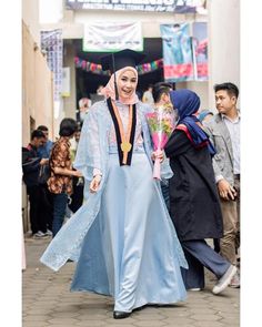 Sudah menjadi kebiasaan bagi para calon wisudawati untuk menyiapkan setelan kebaya untuk hari wisuda. Padahal, sebenarnya, outfit untuk wisuda itu tidak harus kebaya, lho. Beragam variasi mulai dipilih oleh para wisudawati saat ini. Salah satunya oleh selebgram cantik, Anisa Rahma. Sarjana Arsitektur ITENAS ini memilih dress untuk digunakan saat wisudanya. Penasaran seperti apa kebaya dress hijab Anisa Rahma? Yuk, intip ulasannya berikut ini! Wisuda Style, Kebaya Wisuda Hijab, Dress Wisuda, Party Outfit Casual, Dress Kebaya, Casual Party Outfit