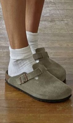 Birkenstock Clog, Boston Clogs, Dr Shoes, Fall 23, Casual Nails, Shoe Wishlist, Clothing Pieces, Looks Street Style