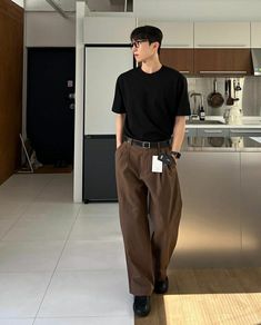 Black Shirt Brown Pants Men, Business Casual Outfits Men Aesthetic, Street Style Men Aesthetic, College Men Outfits, Minimalist Men Outfit, Korean Street Wear Men, Korean Guy Fashion, Dadcore Fashion, Korean Fashion Men Summer