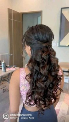 Hi there! Prepared to look amazing for prom? We have the best guide ever, along with gorgeous prom hairstyles that are tailored just for those with mid-length hair. We have the ideal updo ideas to make you look amazing on your big night, whether you want modern vibes, classic elegance, or a combination of the two. Imagine Regina George's sophistication combined with Cady Heron's avant-garde style, a la Mean Girls meets elegance. Debs Hair, Bridesmaid Hair Inspo, Bridemaids Hairstyles, Spanish Flags, Simple Prom Hair, Guest Hair, Bridesmaid Hair Makeup