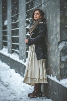 Midi Skirt Outfit Winter Boots, Skirts Winter Outfits, Dream Cottage Interior, Outfits With Midi Skirts, Fashion Outfits For Winter, Midi Skirt Outfit Winter, Skirt Outfit Winter, Beige Midi Skirt, Midi Skirt Winter