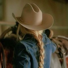 Womens Cowboy Hats, Yellowstone Aesthetic Outfits, Blonde Cowgirl, Cowboy Hat Women, Stetson Cowboy Hats, Cowgirl Photoshoot, Foto Cowgirl, Cowgirl Pictures, Cowboy Romance