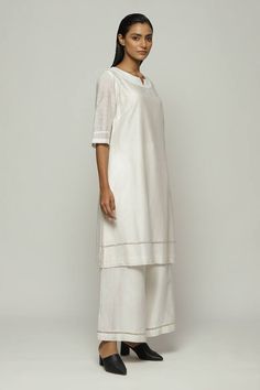 Ivory chanderi kurta with french knot embroidery on the neckline. - Aza Fashions Elegant Handloom Straight Kurta, Wedding Linen Kurta With Resham Embroidery, Elegant Handloom Cotton Silk Kurta, White Handloom Kurta For Eid, Designer Linen Kurta, Elegant Handloom Kurta For Eid, White Slub Silk Kurta For Designer Wear, White Handloom Kurta For Wedding, Elegant White Straight Kurta