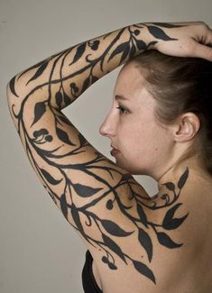 Tattoo Negative Space, Tattoo Marker, Lisa Tattoo, Sara Fabel, Woman With Tattoos, Nature Tattoo, Vine Tattoos, Geniale Tattoos, Arm Tattoos