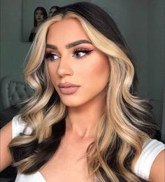 Blonde Underneath Hair, Cabelo Pin Up, Blonde Underneath, Two Color Hair, Hair Dye Tips, Hair Color Underneath, Hair Color Streaks, Black Hair With Highlights, Hair Streaks