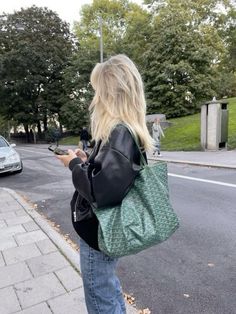 nora stephens ★ book lovers | emily henry Goyard Tote Outfit, Goyard Purse, Goyard Tote Bag, Tote Bag Outfit, Tote Outfit, Copenhagen Style