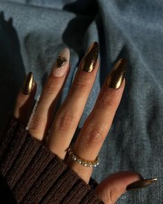 January nails that are pretty and stunning, lovely winter simple nail ideas to start the year Chrome Nails Heart, Simple Nails Gel, Autumn Nail Inspo, Nail Designs Easy, Nail Inspo Nail Art, Acrylic Nails Almond, Nails Round, Nail Art Simple, Gold Chrome Nails