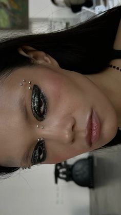 Smokey eyes, glitter eyes, grunge makeup, piercing makeup Rave Makeup Ideas Glitter, Grunge Halloween Makeup, Grunge Glitter Makeup, Black Glitter Eye Makeup, Grunge Glamour, Glitter Grunge, Black Smokey Eye Makeup, Glitter Smokey Eye, Dark Makeup Looks