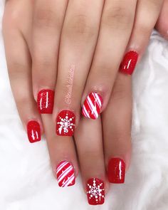 Pedicure Christmas Designs, Pink And Red Candy Cane Nails, Square Christmas Nails Acrylic, Short Natural Nail Christmas Designs, Christmas Nails 2023 Short Square, Classy Red Christmas Nails, Christmas Gel Nails Designs Winter, Christmas Easy Nails, Short Green Christmas Nails