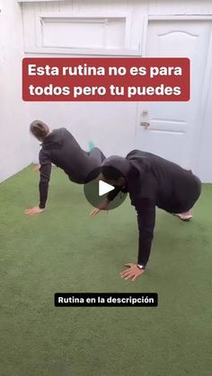 two people doing yoga poses in front of a door with the caption'esta rutina no es para todos pero tu puedes '