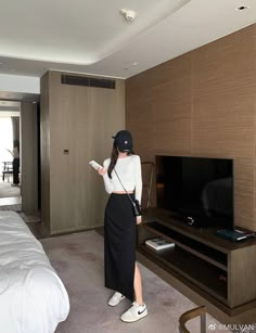 Outfit With Black Skirt, Taiwan Outfit, Trendy Modest Outfits, Fancy Short Dresses, Skirt Korean, Outfit Korean Style, Overalls Fashion, Long Skirt Fashion, Japan Outfit