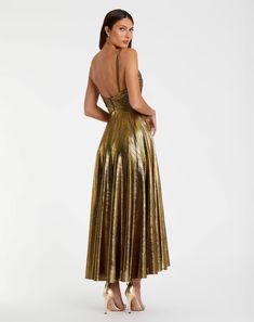 Este vestido, confeccionado en tejido de jersey metalizado brillante, cuenta con un escote pronunciado y un corpiño fruncido. Perfecto para cualquier ocasión especial, este vestido te hará sentir glamurosa y segura de ti misma.


 Ieena para Mac Duggal

 Tejido de jersey metalizado (100 % poliéster)

 Totalmente forrado

 Escote pronunciado

 Sin mangas

 Detalle de corpiño fruncido

 Cremallera trasera oculta

 Aproximadamente 48" desde la parte superior del hombro hasta el dobladillo inferior Gold V-neck Midi Dress For Party Season, Gold V-neck Midi Dress For Party, Gold V-neck Midi Dress For Evening, V-neck Midi Dress With Ruched Bodice For Gala, Glamorous Ruched Evening Dress For Party, Metallic Maxi Length Prom Dress, Glitter Evening Dress With Sweetheart Neckline, Gold V-neck Holiday Evening Dress, Gold V-neck Evening Dress For Holidays