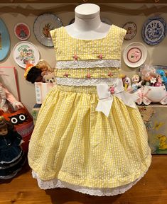 Vintage gorgeous yellow seersucker dress for kids 18-24 Months. This is in amazing condition! Measured flat -- please check the measurements for size. Waist: 10 in. Length: 19 in. Chest: 10 in. Gingham Seersucker Dresses For Spring, Spring Seersucker Gingham Dress, Spring Gingham Seersucker Dress, Spring Gingham Dresses Lined, Spring Gingham Lined Dress, Cute Gingham Seersucker Dresses, Cute Seersucker Dresses For Spring, Cute Seersucker Spring Dresses, Yellow Cotton Dress For Picnic