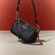 the multi pochette accessoires cross-body bag in monogram empreinte leather allies form with function. Every part of this two-in-one bag is removable: the two pouches, the gold chain and the leather… Daha fazlası Louis Vuitton Multi Pochette Black, Beige Handbags, Cross Bag