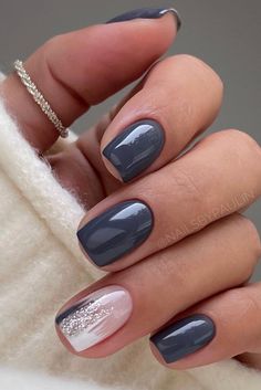 Short grey nails with a nude accent nail adorned with abstract nail art are the best grey nail ideas to try! September Nails, Elegant Nail Art, Short Gel Nails, Smink Inspiration, Her Nails, Cute Gel Nails, Short Acrylic Nails Designs, Spring Nail, Dipped Nails