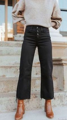 Flare Wide Leg Jeans Outfit, Black Wide Cropped Pants Outfit, Sweatshirt Wide Leg Jeans Outfit, How To Wear Crop Jeans, Stylish Outfits Fall 2024, Wide Leg Jeans Outfit Winter Ankle Boots, Crop Flare Jeans With Boots, Shoes For Cropped Wide Leg Pants, Black Wide Leg Crop Jeans Outfit