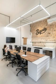 sala de criação com ilha de trabalho e pendente de iluminação em serralheria Fun Office Ideas, Startup Office Design, Modern Office Design Inspiration, Office Decoration Ideas, Industrial Office Space, Modern Office Interior, Small Office Design Interior, Industrial Home Offices, Best Home Office